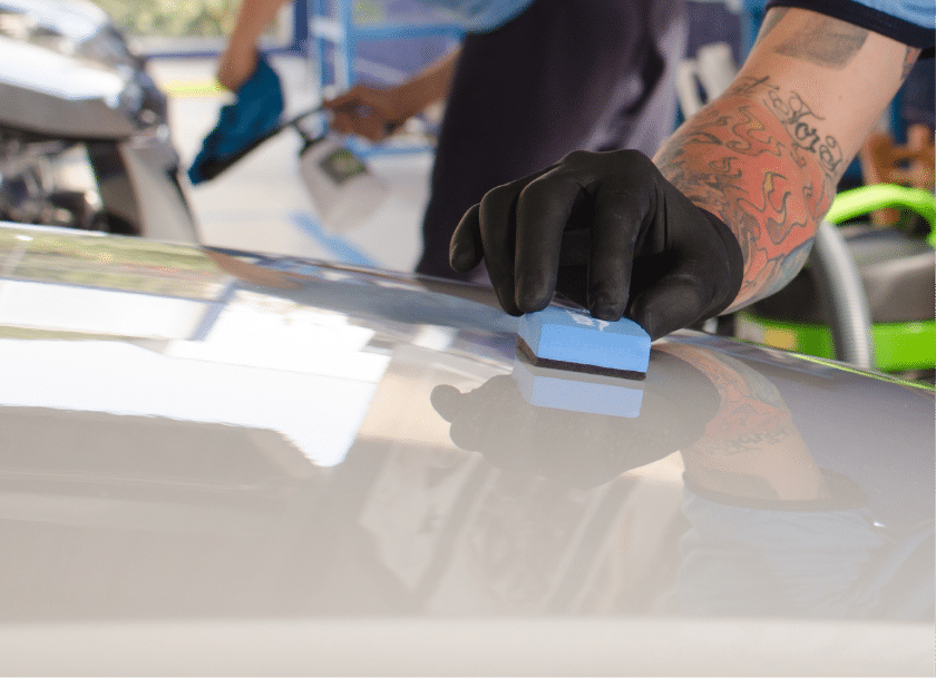 serviço cristalização de pinturas sendo realizado no carro