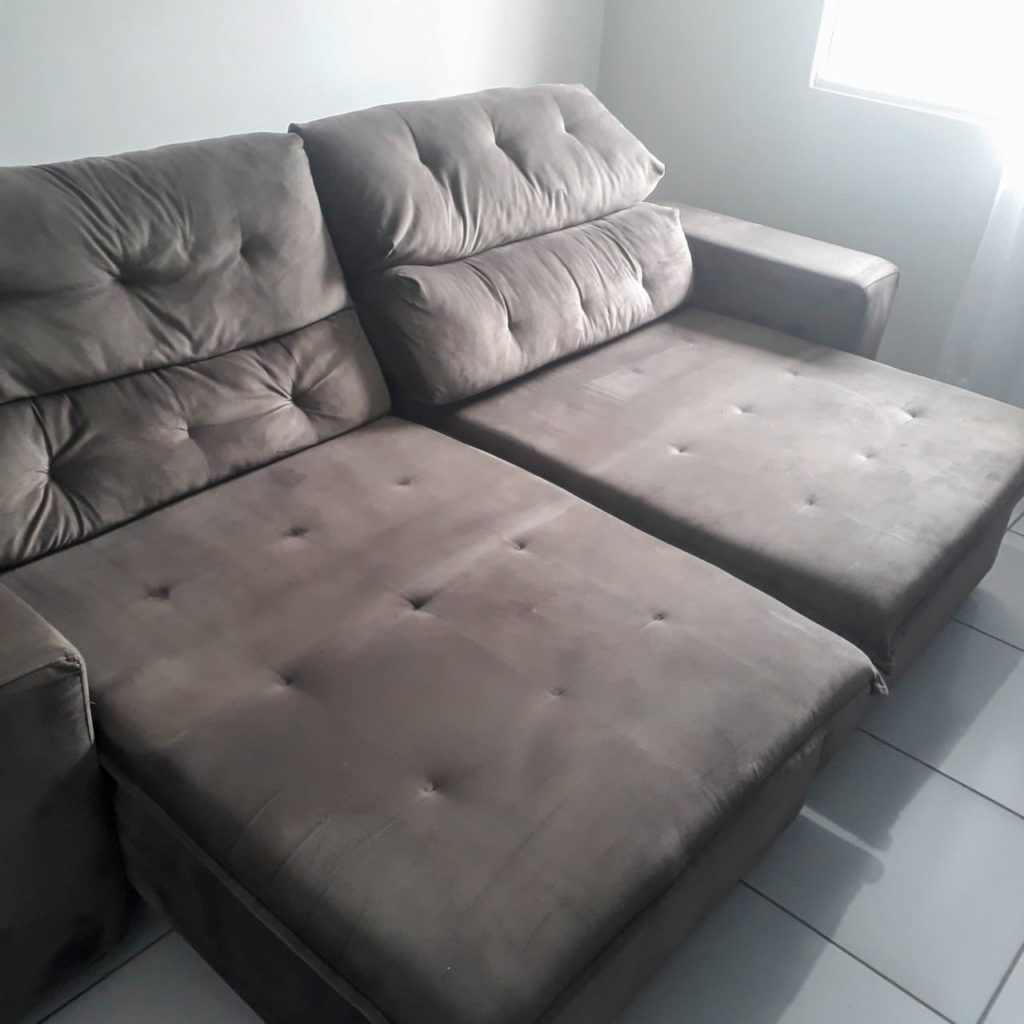Sofá grande de dois lugares de estofado marrom. Imagem ilustrativa texto lavar sofá em Ininga.