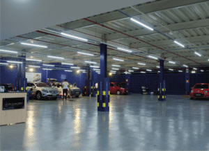 salão amplo da ACquazero com alguns carros estacionados.