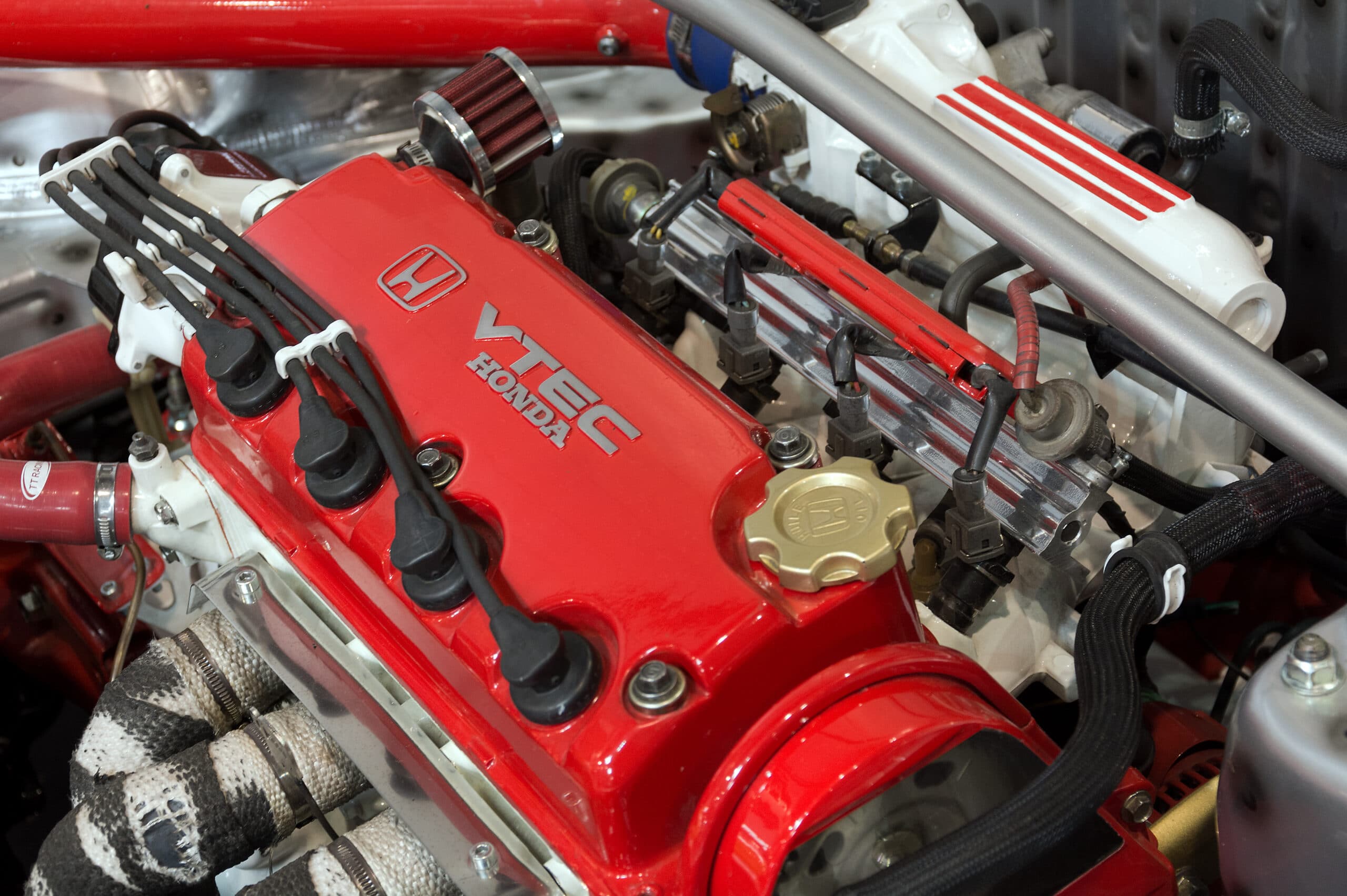Engine with red details.  Car wash in Belém.