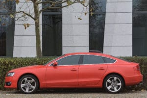 Carro vermelho visto de lado. Lava jatos em Belém.