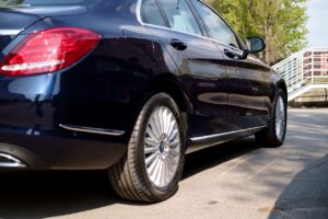 Mercedes Azul marinho vista de trás. Empresa de limpeza em Uberlândia.