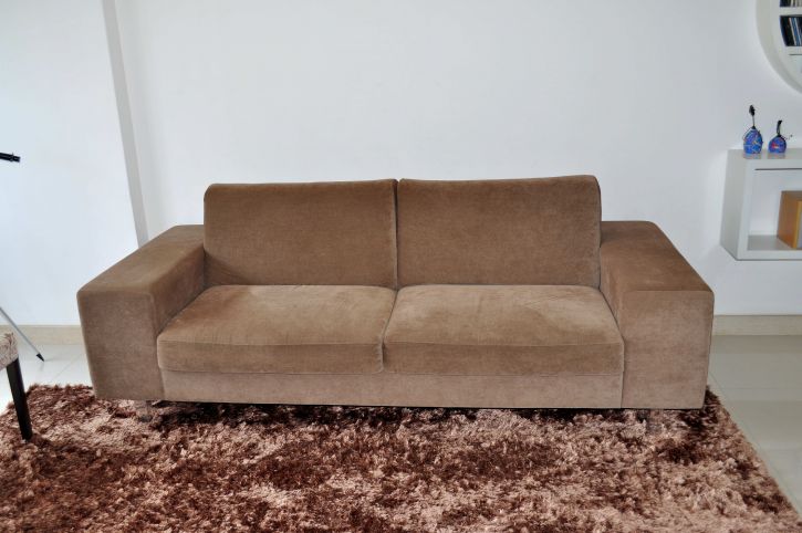 photo of a sofa decorating a room.  illustrative image of the content cleaning Quitaúna sofa.