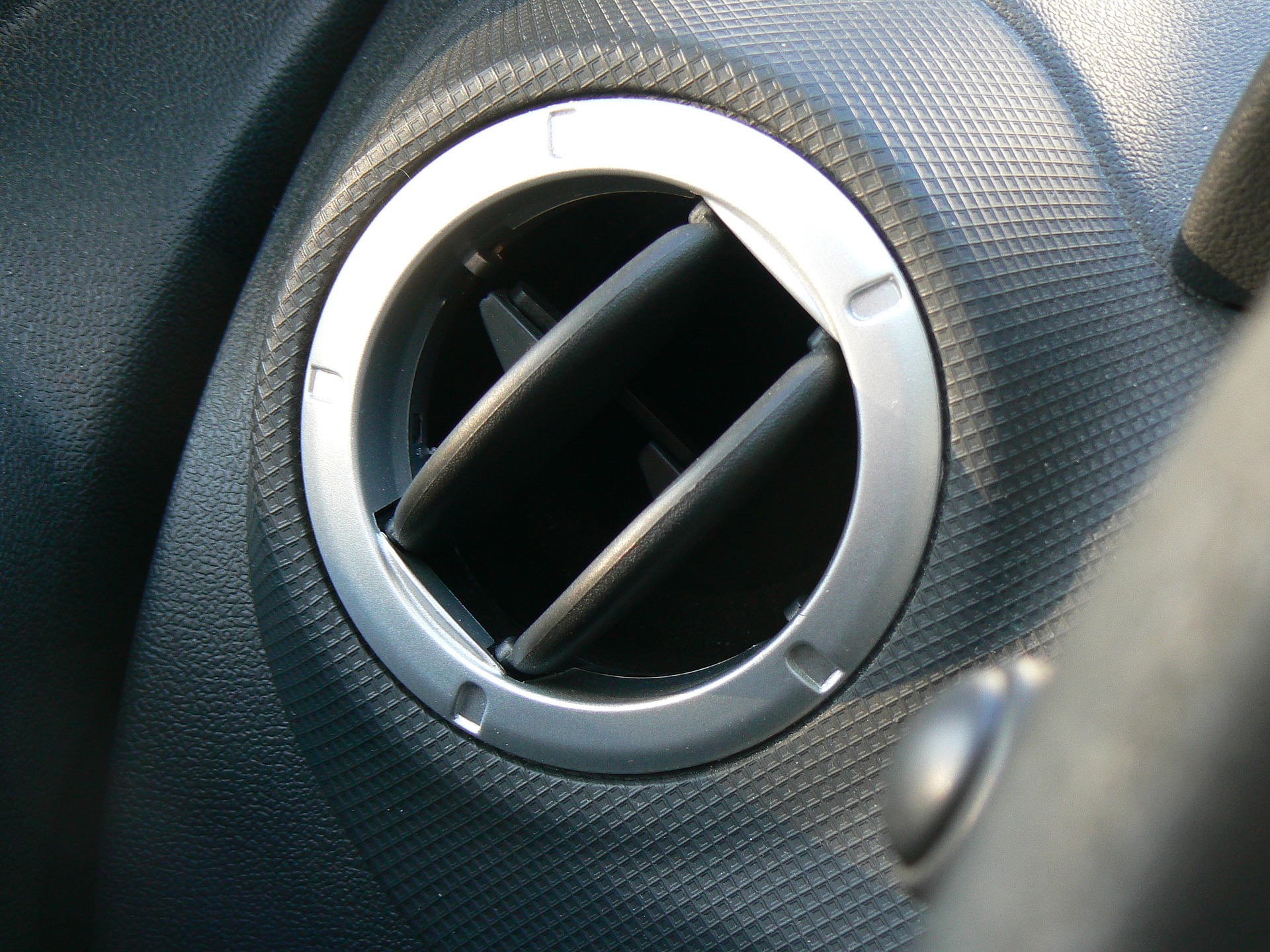Abertura redonda de ar-condicionado automotivo. Imagem do conteúdo