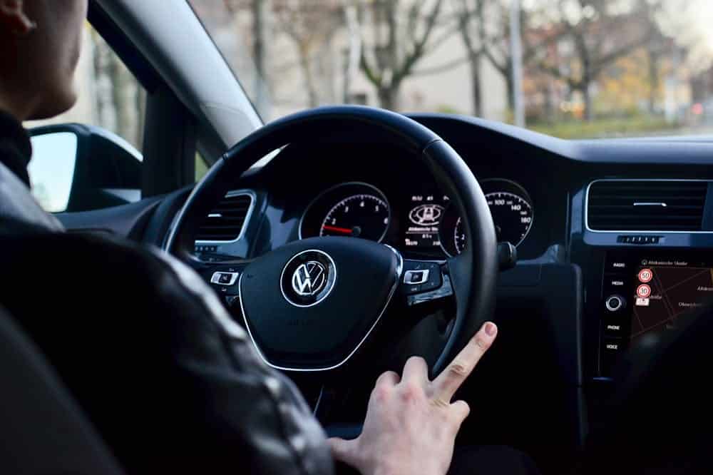Painel preto de um carro. Ilustração do texto sobre como limpar o painel do carro.