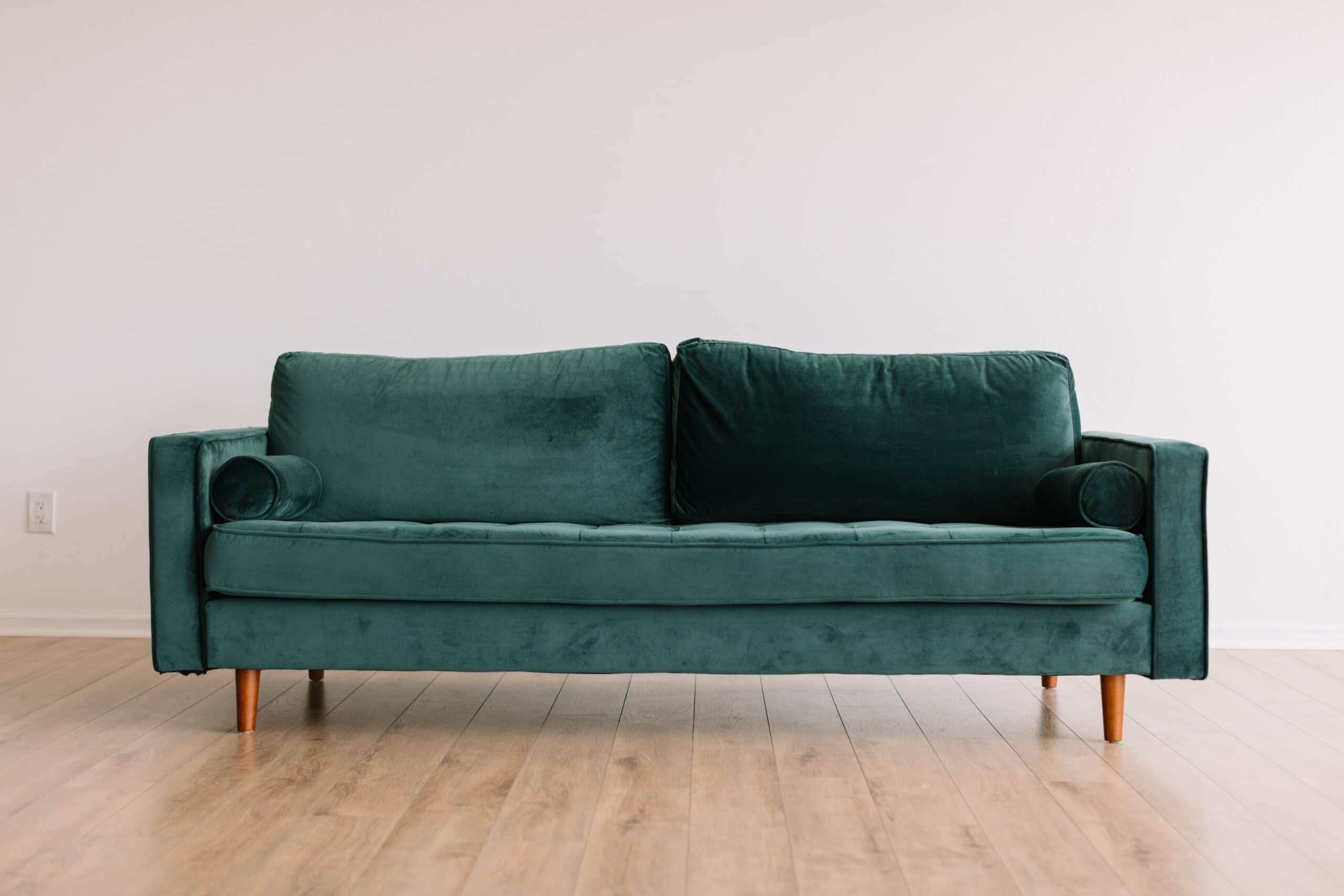 sofá verde de camurça ilustrando o conteúdo: como limpar sofá de camurça