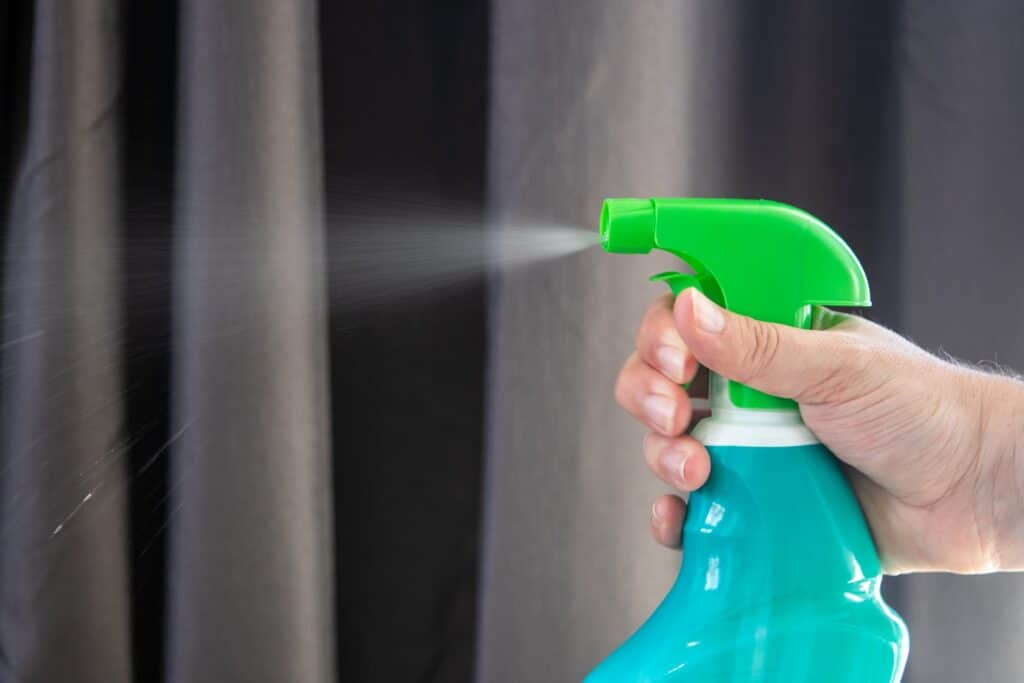 Spray de produto de limpeza sendo borrifado. Imagem ilustrativa texto lavar sofá em Cabula.