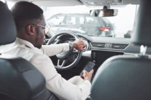 homem sentado no carro: manutenção do ar-condicionado