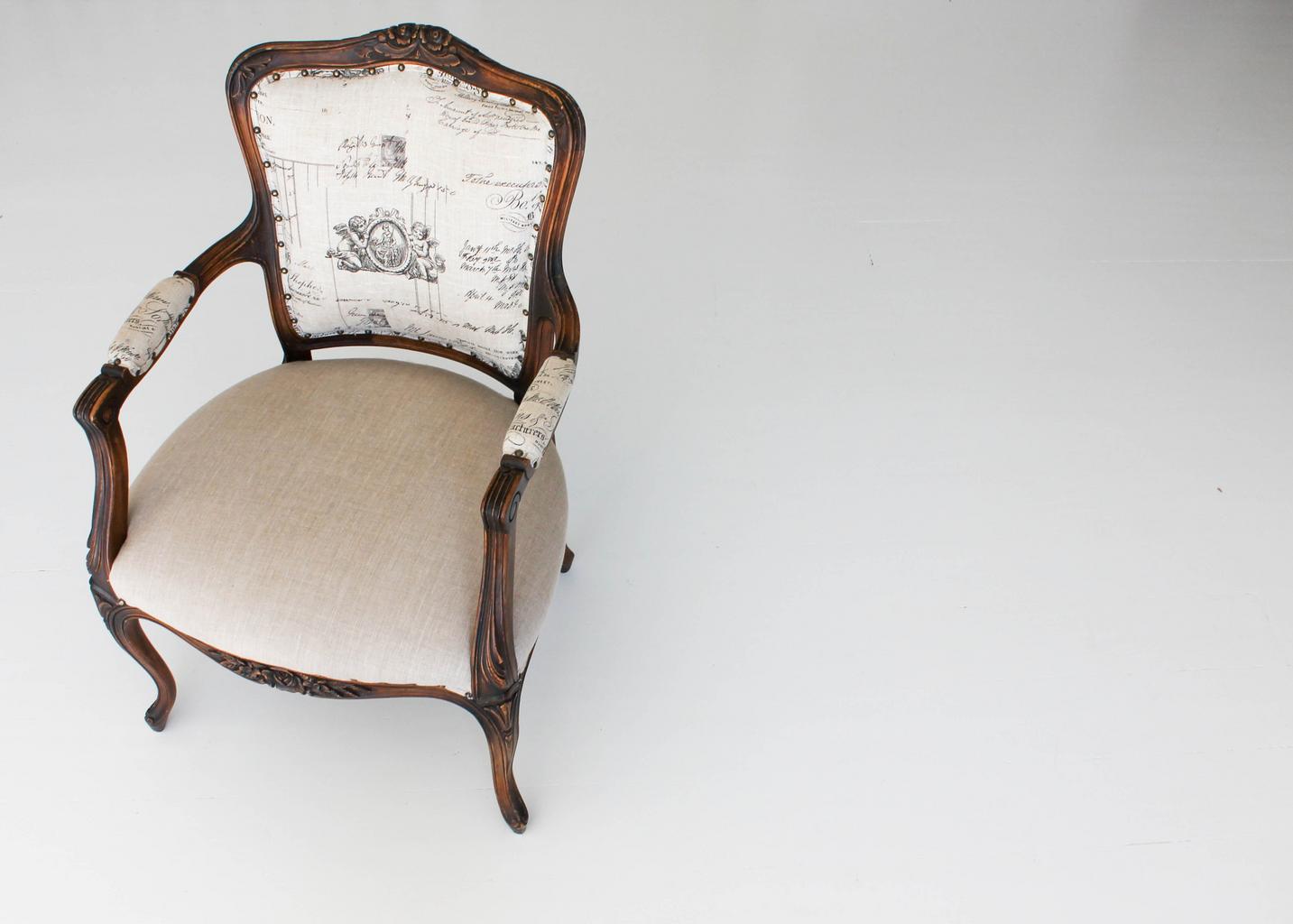 Cadeira estofada branca estampada, em fundo branco. Imagem ilustrativa texto limpar estofado de cadeira