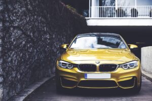 BMW amarelo metálico em casa. Imagem ilustrativa texto