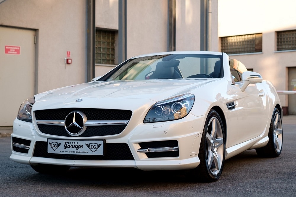 Imagem de um carro da Mercedes na cor branca estacionado em um local externo. Imagem ilustrativa texto cuidar de carro branco.