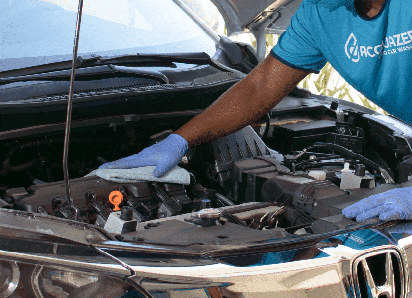 Funcionário da Acquazero realiza a higienização do motor de um automóvel. Ilustração do texto lavar carro Batel.