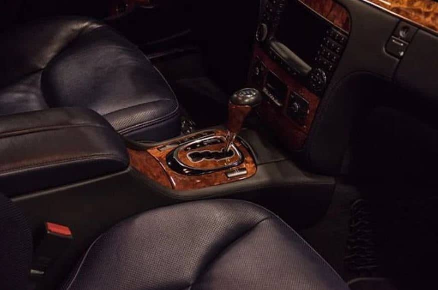 Interior de veículo com bancos de couro preto. Imagem ilustrativa texto limpar e hidratar couro.