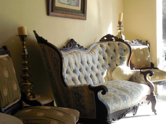 Velas, castiçais, sofá estampado antigo. Imagem ilustrativa texto sofá sujo.