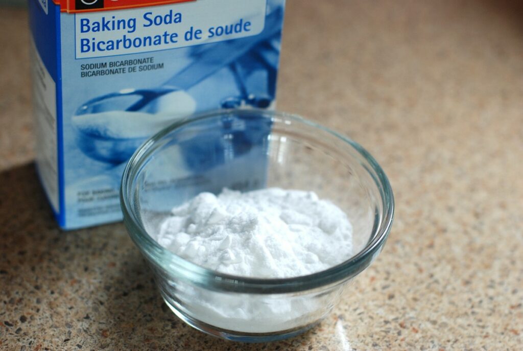Caixa e bicarbonato de sódio na tigela. Imagem do conteúdo como limpar couro sintético.