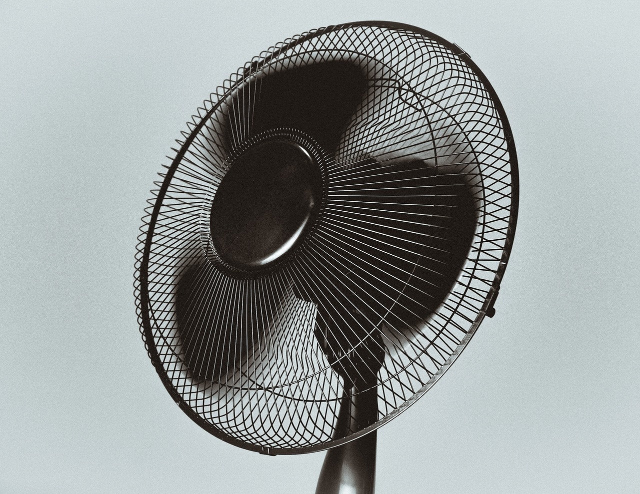 Ventilador preto funcionando. Imagem do conteúdo sobre como limpar ventilador.