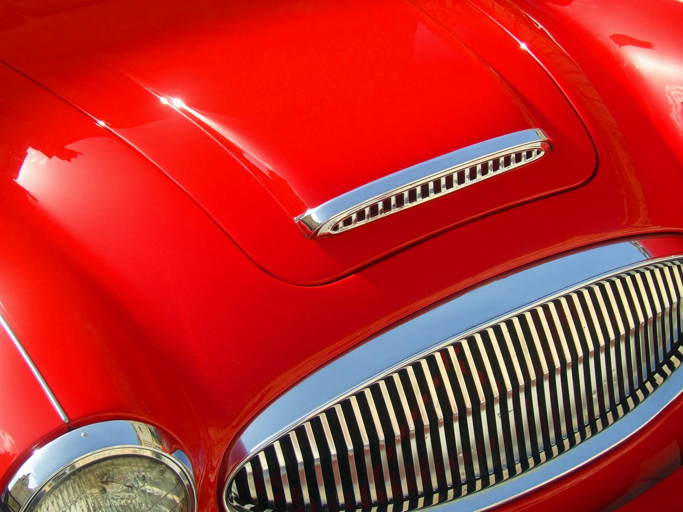 Capô de carro vermelho antigo. Imagem do conteúdo como tirar risco de carro.