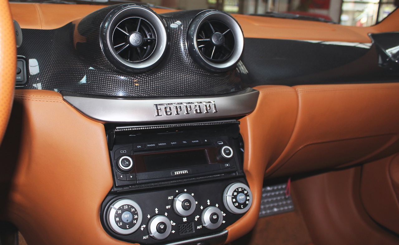 painel de ar condicionado com o escrito Ferrari. imagem de texto sobre limpeza de ar-condicionado Valqueire