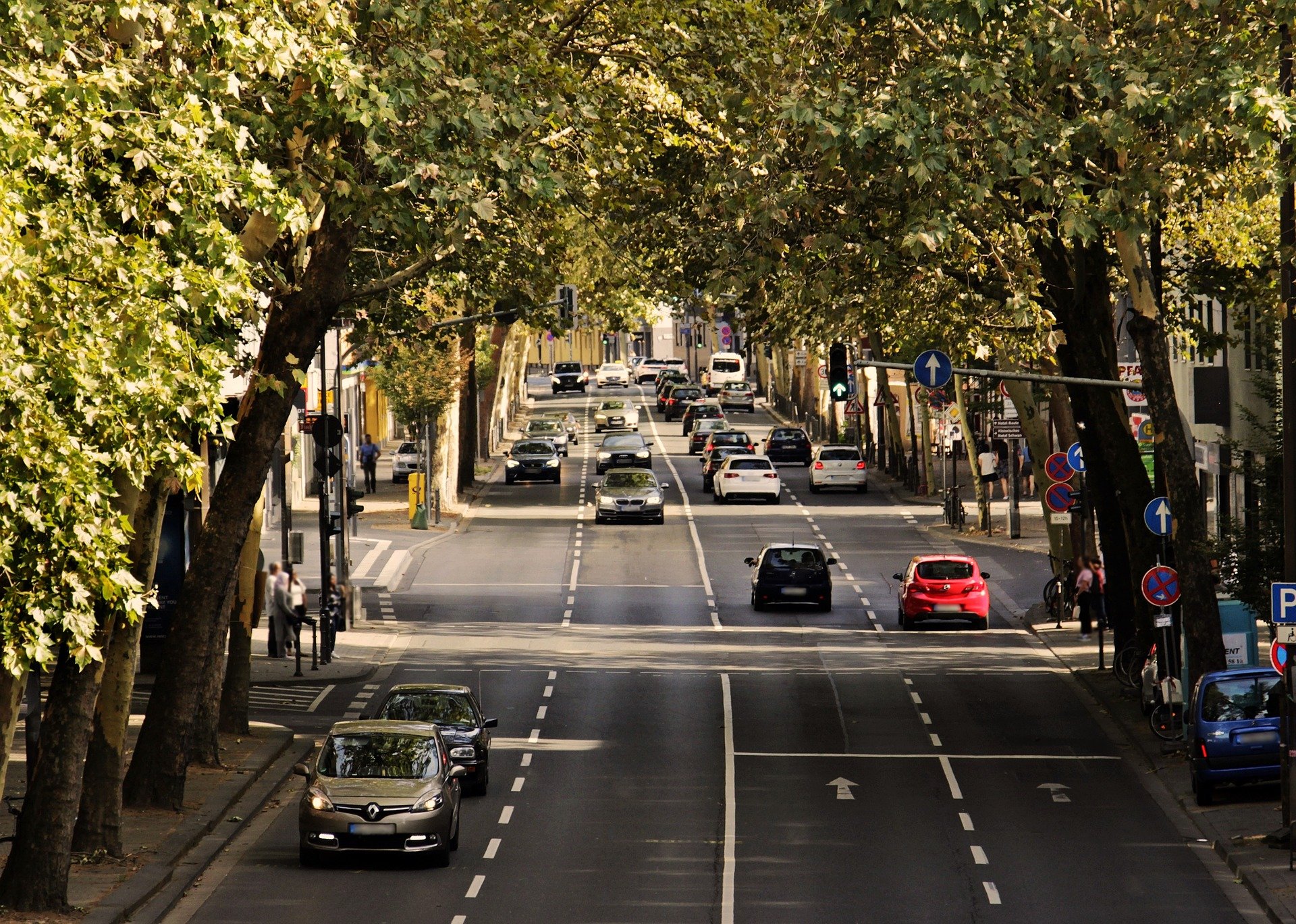 Foto de uma rua com várias pistas e carros passando e com muitas árvores ao redor. Imagem ilustrativa para o texto lava jato Centro BH.