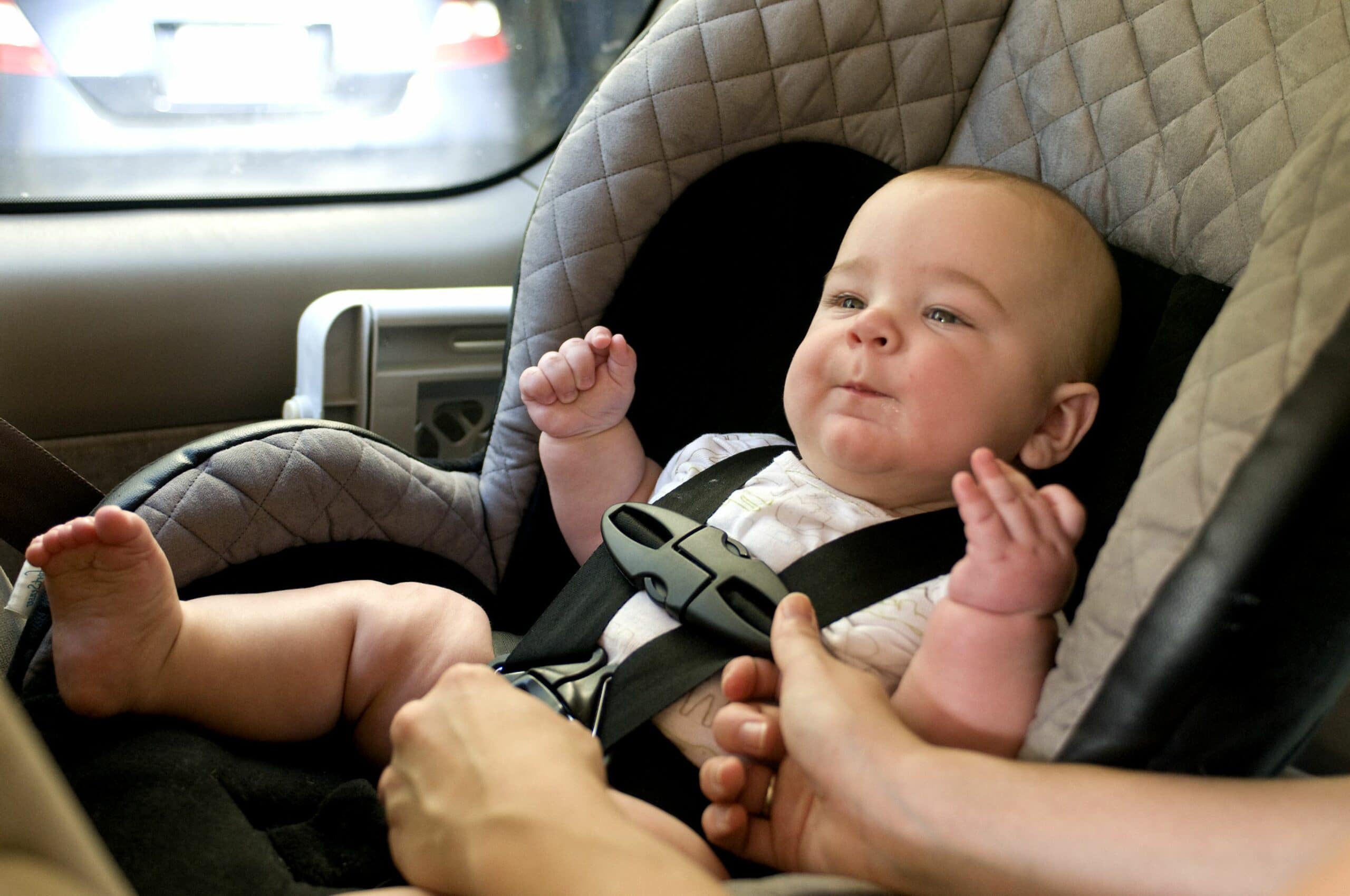 Bebê no carro. Imagem ilustrativa texto limpeza de bebê conforto.