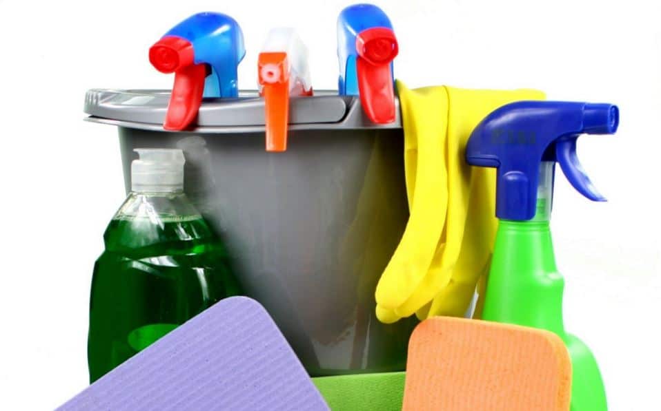 Borrifadores, balde, luvas e esponjas. Imagem ilustrativa do texto produto para limpar estofado.