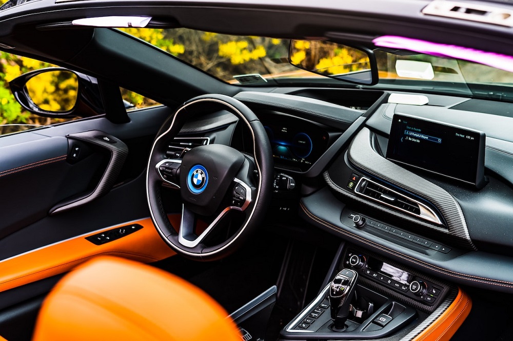 Interior de um veículo automotivo com bancos em cor laranja. Imagem ilustrativa texto como limpar carpete de carros
