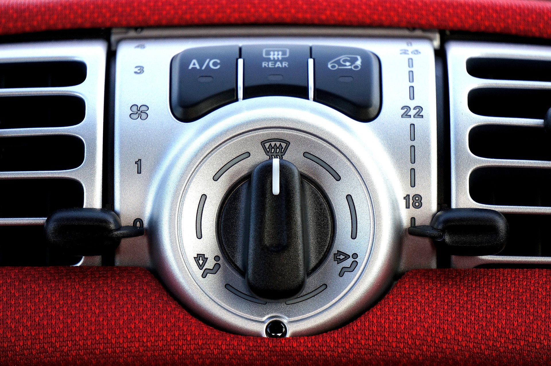 Foto do controle de ar-condicionado no carro. Imagem ilustrativa para o texto limpeza de ar condicionado.