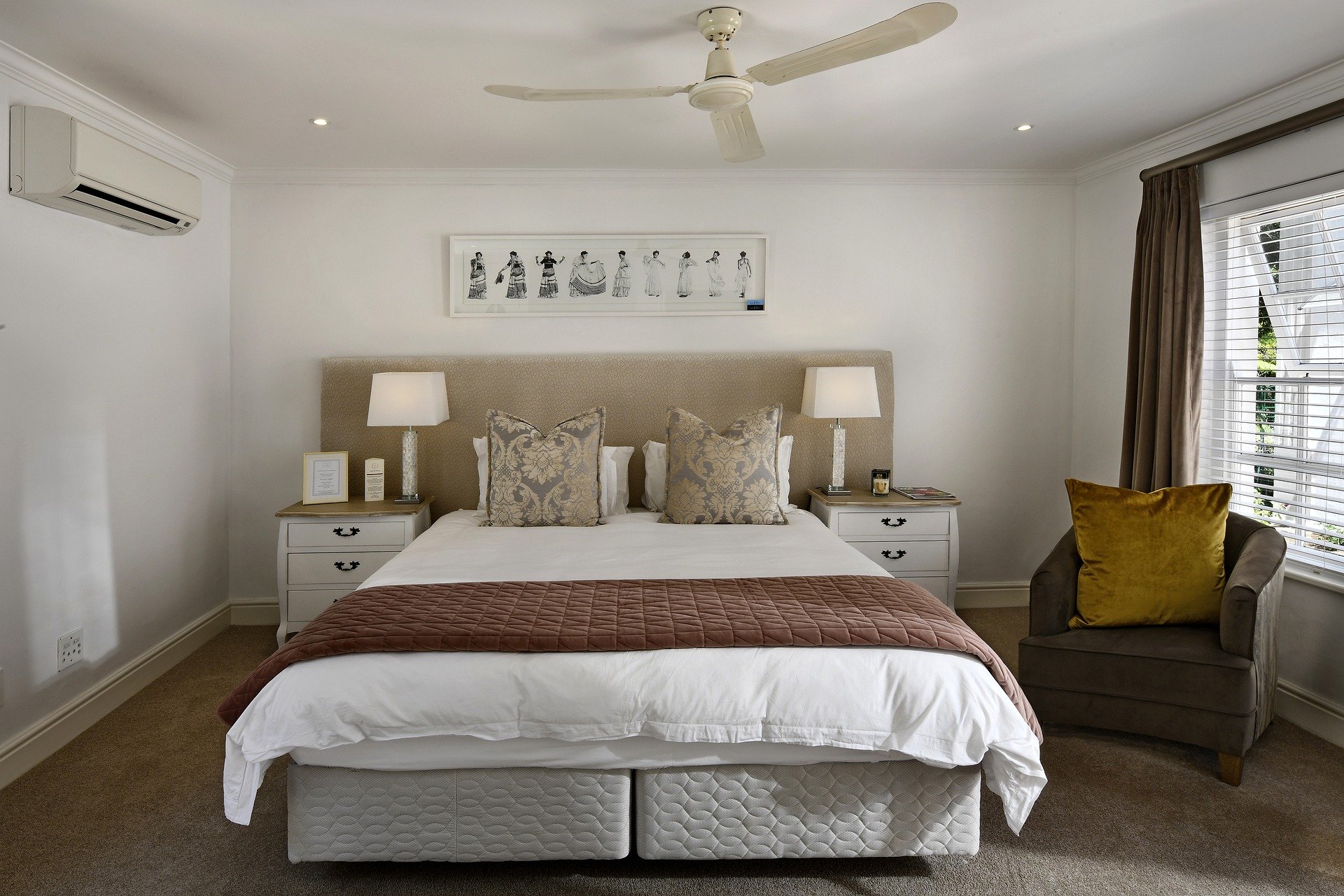 Foto de um quarto com uma cama grande. Imagem ilustrativa para o texto higienizacao colchão a seco.