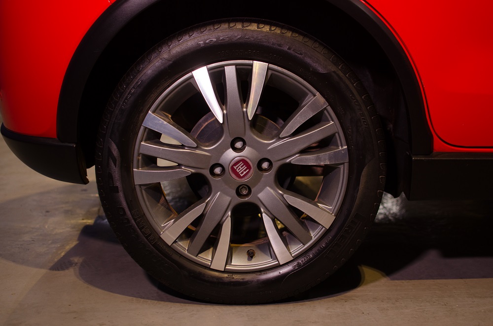 close de pneu de carro vermelho ilustração de lavar carro cerqueira cesar