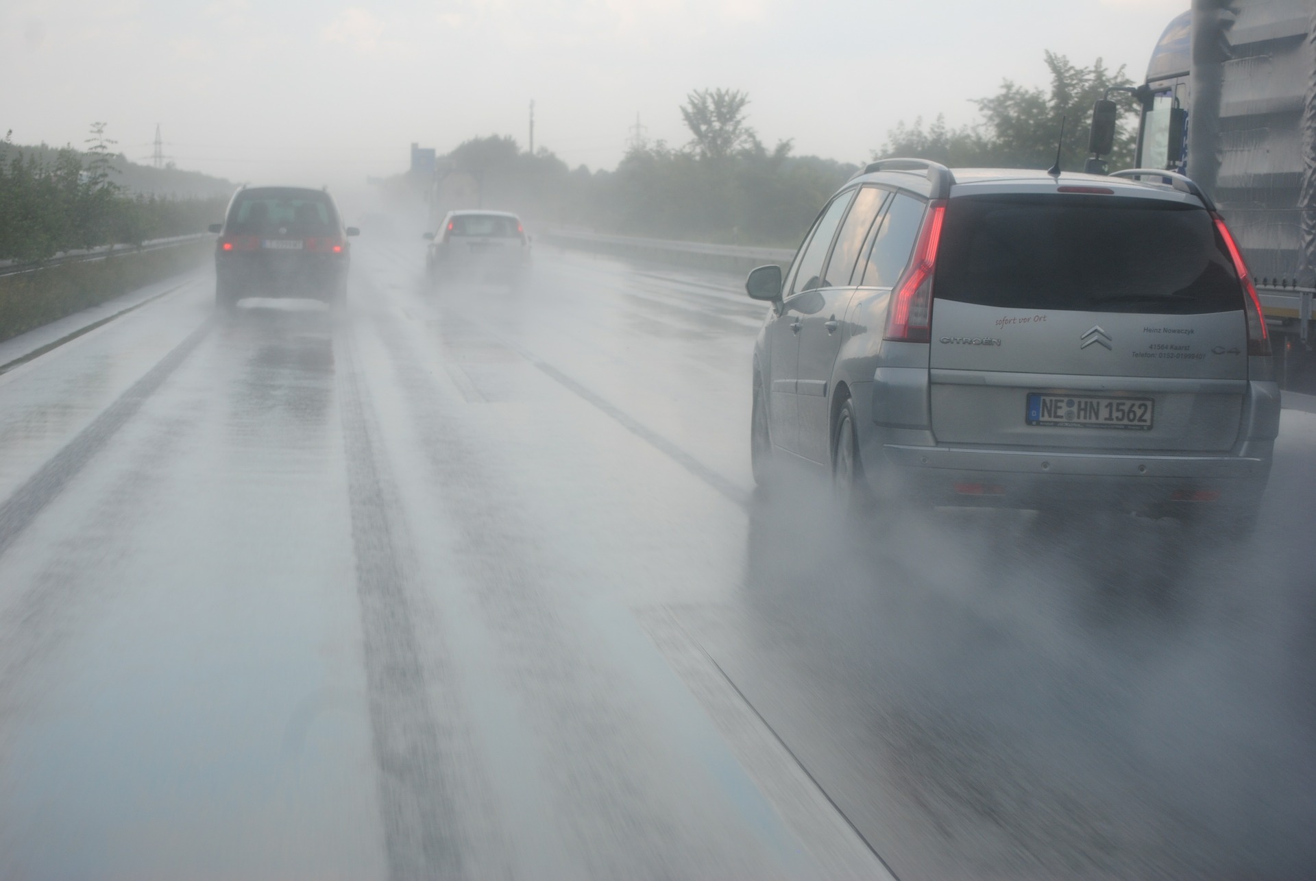 Foto de carros em uma estrada durante a chuva. Imagem ilustrativa para o texto remover chuva ácida do vidro.