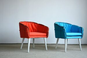 Duas cadeiras grandes nas cores azul e vermelha. Imagem ilustrativa do texto higienização do cadeirão.