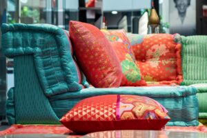 Sofá e almofadas coloridas. Imagem ilustrativa do texto sobre higienizar sofá colorido.