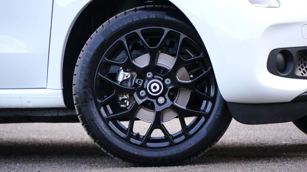 Imagem da roda de um carro branco. Imagem ilustrativa do texto sobre como lavar rodas de alumínio